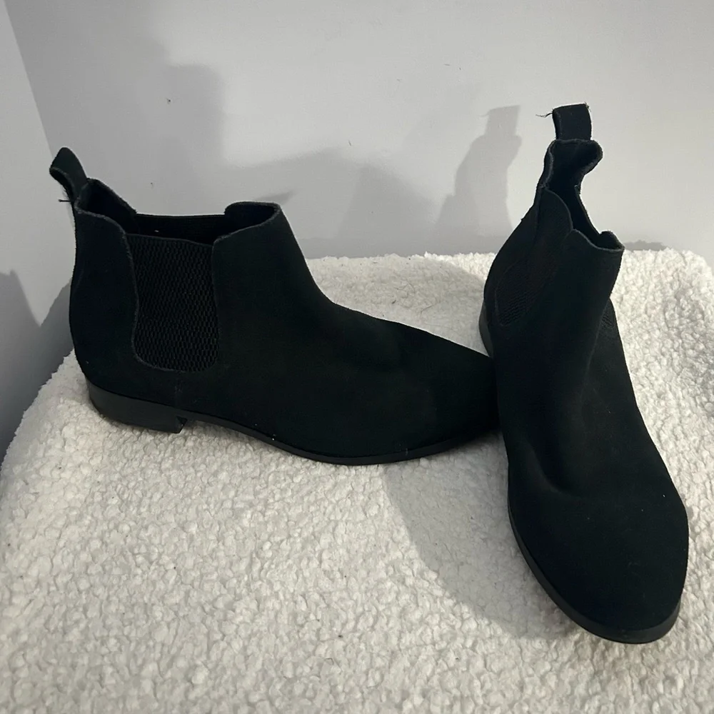 EUC Tom's Women's Sz 10 Ella Black Suede Chelsea Ankle Boots Classic Minimalist